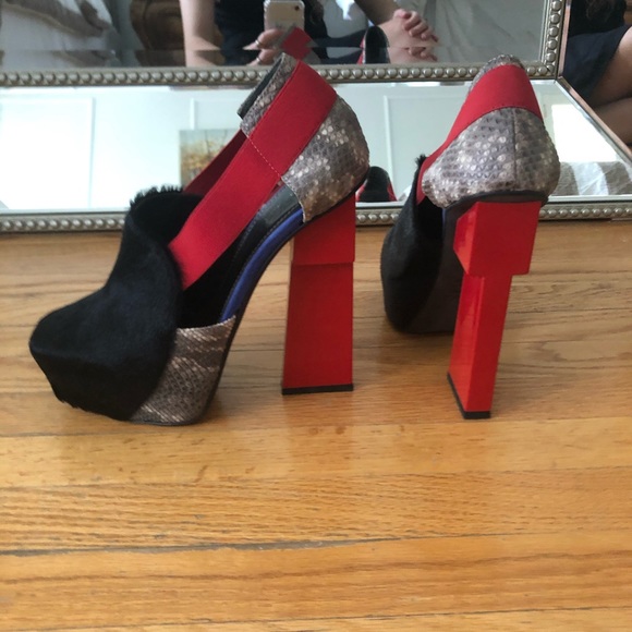 Aperlai snakeskin high heels. - Picture 2 of 4